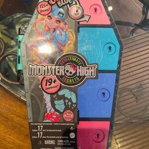 Monster High Skulltimate Secrets Coffin Set - Lagoona Blue